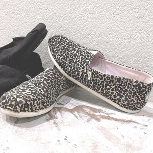Toms, size 7, (barely worn) in leopard print!